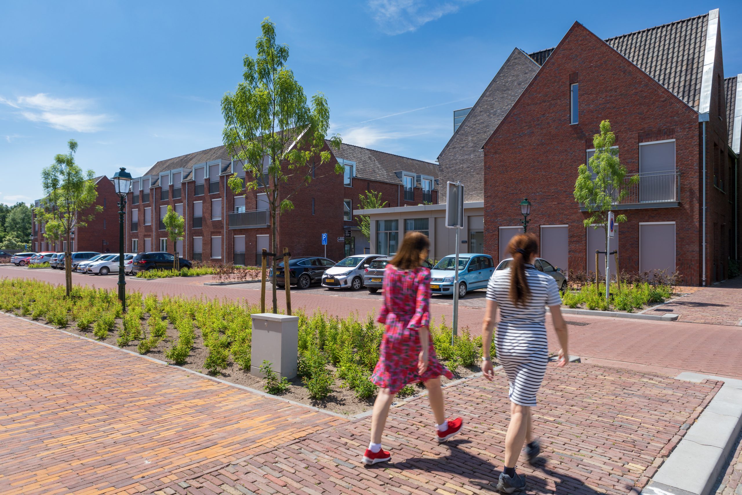 Woonwijk met wandelende mensen