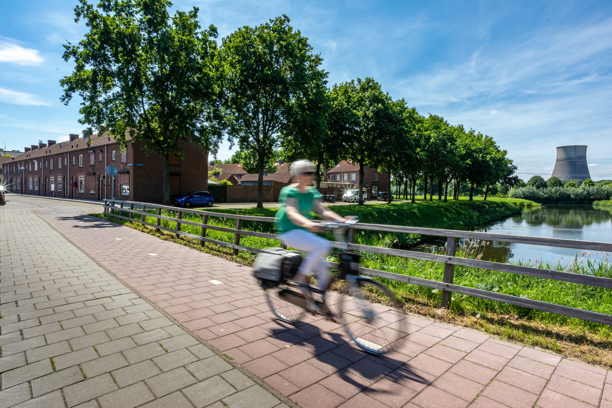 Vrouw die over brug fietst